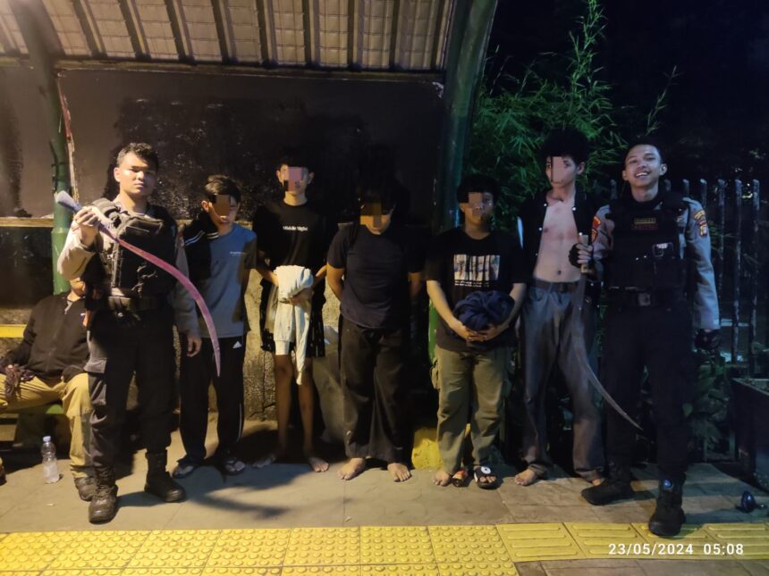 Tim Patroli Perintis Presisi (TPPP) Polres Metro Jakarta Selatan (Polrestro Jaksel) saat mengamankan lima remaja yang membawa senjata tajam celurit di kawasan Lenteng Agung, Jagakarsa, pada Kamis (22 /5) pukul 05.00 WIB. Foto: Ist