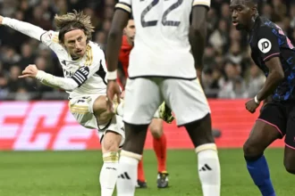 Pemain Real Madrid, Luka Modric mencetak gol ke gawang Sevilla dari luar kotak penalti pada laga lanjutan Liga Spanyol 2023/2024 di Stadion Santiago Bernabeu, Madrid, Spanyol, Senin (26/02/2024) dini hari WIB. (AFP/Javier Soriano)