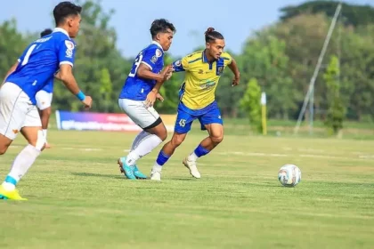 Striker Persikota Tangerang, Azka Fauzi (kuning) saat menghadapi Farmel FC di laga terakhir babak 16 besar Liga 3 2023/2024. (Dok. Persikota Tangerang)