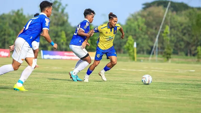 Striker Persikota Tangerang, Azka Fauzi (kuning) saat menghadapi Farmel FC di laga terakhir babak 16 besar Liga 3 2023/2024. (Dok. Persikota Tangerang)