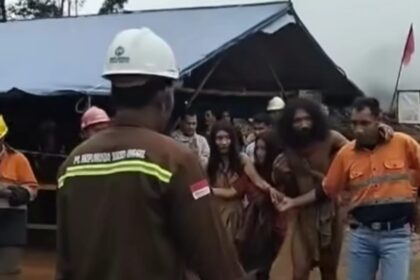 Tiga orang suku di pedalaman Halmahera, Maluku Utara, yakni suku Togutil tiba-tiba mendatangi lokasi pekerja tambang. Foto: IG, @medsoszone