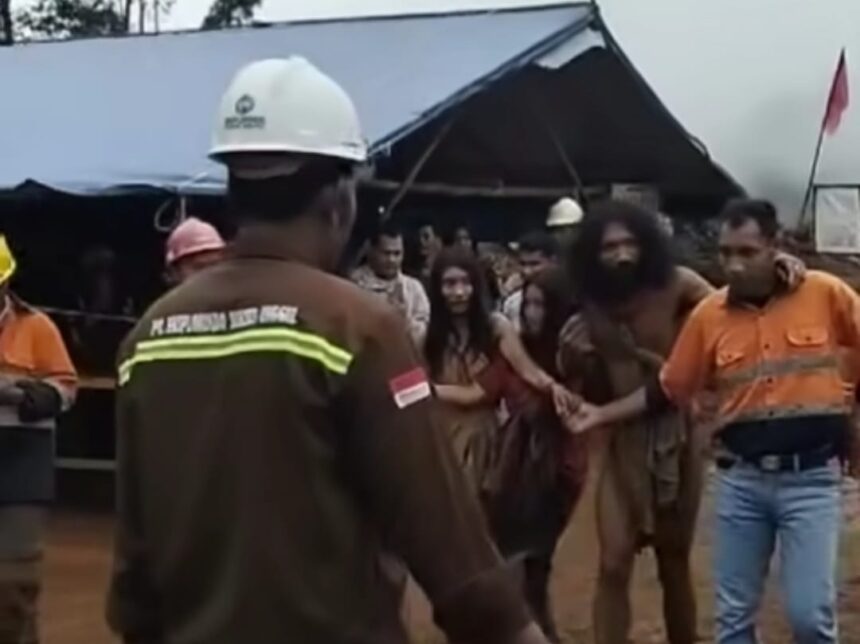 Tiga orang suku di pedalaman Halmahera, Maluku Utara, yakni suku Togutil tiba-tiba mendatangi lokasi pekerja tambang. Foto: IG, @medsoszone