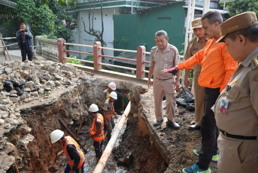 Wali Kota Jakarta Timur, M. Anwar dan jajaran saat meninjau lokasi normalisasi pembangunan saluran, antisipasi banjir atau genangan di wilayah Kecamatan Pasar Rebo, Selasa (21/5). Foto: Ist