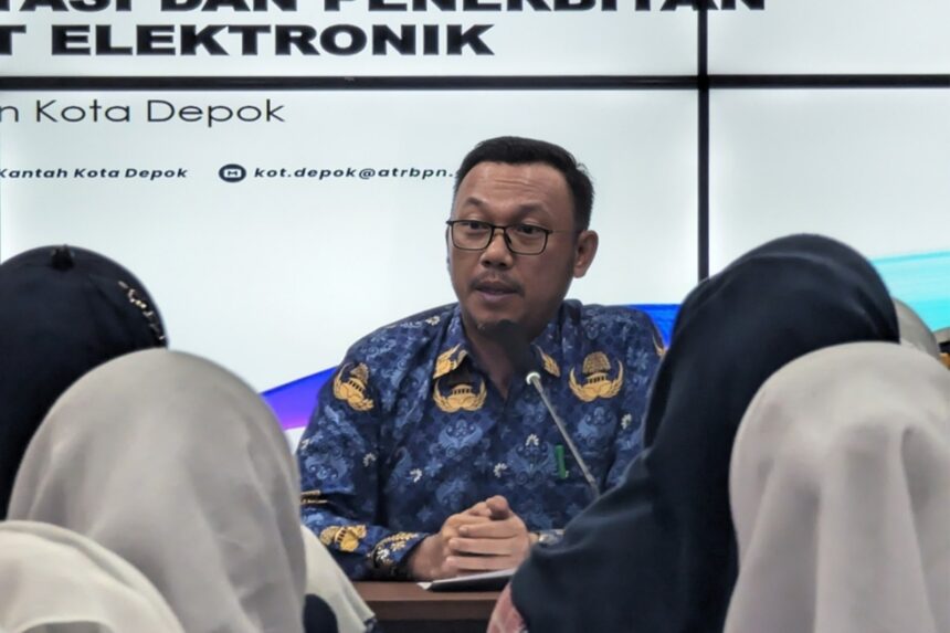 Kepala BPN Kota Depok Indra Gunawan didampingi jajaran melakukan rapat koordinasi internal terkait Kantor Sertifikat yang berlangsung di Aula Kantor Pertanahan Kota Depok, Senin 20 Mei 2024. (Foto: BPN Kota Depok)