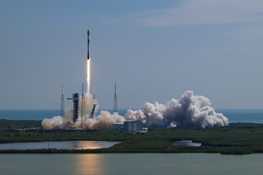 Roket SpaceX Falcon 9 dengan 23 satelit Starlink di dalamnya meluncur dari Space Launch Complex 40 di Cape Canaveral Space Force Station, Florida, Amerika Serikat, 28 Mei 2024. (Kredit foto: SpaceX)