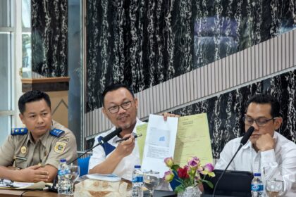 Kepala BPN Kota Depok Indra Gunawan didampingi Kepala Seksi Survei dan Pemetaan Yoga Munawar dan Kepala Seksi Penetapan Hak dan Pendaftaran Dindin Saripudin, memberikan sosialisasi implementasi kantor elektronik, Selasa 21 Mei 2024. (Foto: BPN Kota Depok
