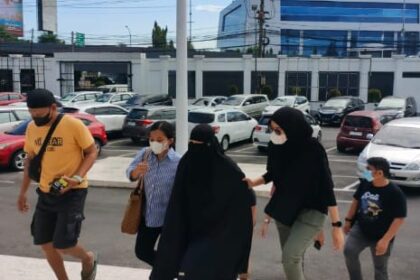 Terpidana Dahniar binti Darisa (tengah) saat diamankan oleh Satgas SIRI Kejaksaan. Foto: Puspenkum Kejaksaan Agung
