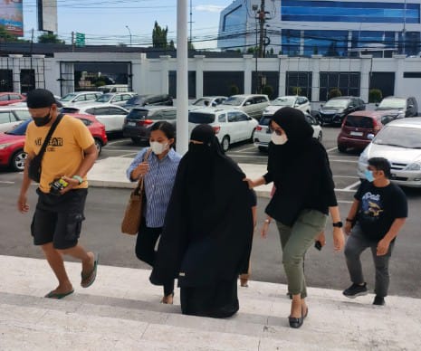 Terpidana Dahniar binti Darisa (tengah) saat diamankan oleh Satgas SIRI Kejaksaan. Foto: Puspenkum Kejaksaan Agung