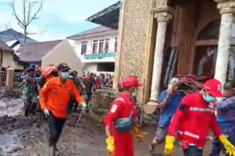 Petugas mengevakuasi korban lahar Dingin di Padang.