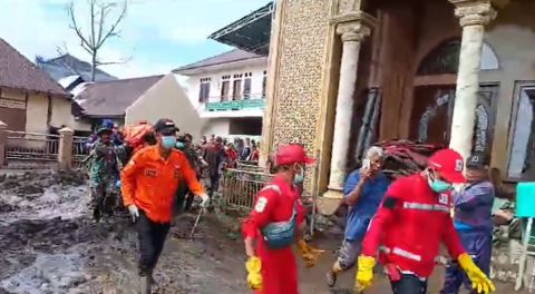 Petugas mengevakuasi korban lahar Dingin di Padang.