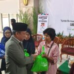 BPJS Ketenagakerjaan DKI Jakarta menyerahkan paket sembako bagi pekerja. Foto: Ist