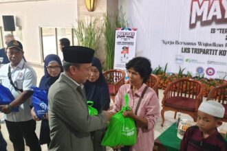 BPJS Ketenagakerjaan DKI Jakarta menyerahkan paket sembako bagi pekerja. Foto: Ist