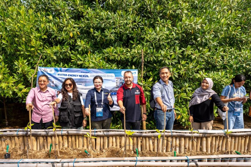 Universitas Gajah Mada (UGM), Artha Graha Peduli (AGP) bersama Forum Peduli Mangrove Bali (FPM-B) menggelar workshop dengan tema “Water-Energy Nexus, Achievings SDGs” pada Rabu (22/05/24) di Telaga Waja, Tanjung Benoa (Mangrove Rehabilitation Area) - Bali.