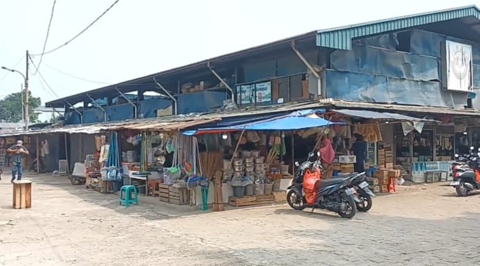 Kondisi kios semi permanen tak layak dibangun menggunakan uang pribadi dan swadaya para pedagang di Pasar Munjul, Kelurahan Munjul, Kecamatan Cipayung, Jakarta Timur, Minggu (12/5). Foto: Joesvicar Iqbal/ipol.id