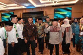 Wakil Presiden (Wapres) KH Ma’ruf Amin didampingi Pj Gubernur Sulbar, Bahtiar saat menghadiri pengukuhan KDEKS Provinsi Sulawesi Barat (Sulbar) di Hotel Grand Maleo Mamuju, Kabupaten Mamuju, Sulawesi Barat, Rabu (22/5/2024). Foto: BPMI Setwapres