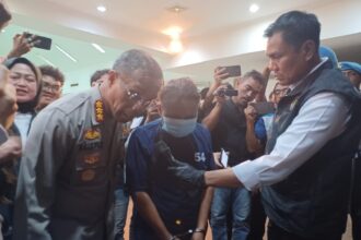 Kapolres Metro Jakarta Timur, Kombes Nicolas Ary Lilipaly (kiri) bersama Kasat Reskrim saat meminta keterangan tersangka kasus pemerkosaan yang dilakukan ayah kandung kepada anak kandungnya, Senin (20/5/2024). Foto: Joesvicar Iqbal/ipol.id