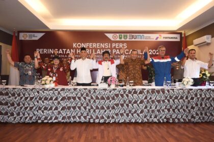 Kepala BPIP Yudian Wahyudi Asmi bersama VP Corporate Communication Pertamina Fadjar Djoko Santoso Direktur Utama PHR Ruby Mulyawan dan jajaran pemerintah berfoto bersama usai menyampaikan keterangan pers kepada awak media nasional saat acara konferensi Pers Peringatan Hari Lahir Pancasila 2024 “Pancasila Jiwa Pemersatu Bangsa Menuju Indonesia Emas 2045 mewujudkan kedaulatan dan kemandirian energi” di Dumai, Riau, pada Kamis (30/5/2024). Foto: Pertamina