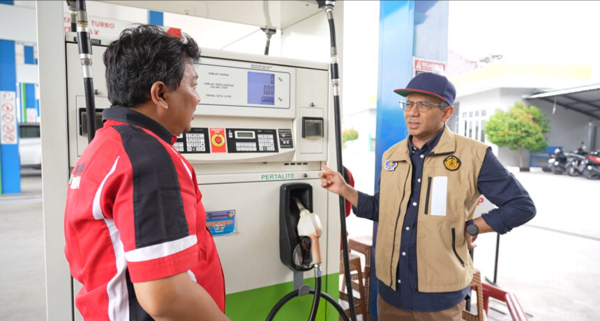 Anggota Komite BPH Migas Saleh Abdurrahman di salah satu SPBU Kabupaten Gunung Kidul, DIY. Foto: Ist