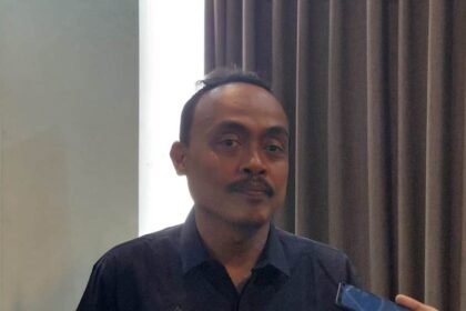 CEO Proximity Whima Edy Nugroho, menyampaikan rilis survei peta politik pemilihan Gubernur DKI Jakarta 2024. Foto: Ipol.id/Vinolla