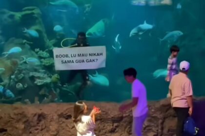 Wanita lamar pacarnya di Seaworld Ancol. Foto: Instagram @unikinfoId
