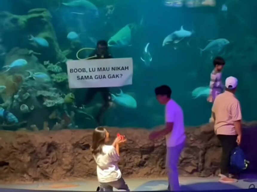Wanita lamar pacarnya di Seaworld Ancol. Foto: Instagram @unikinfoId
