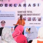 Wali Kota Jakarta Timur, M. Anwar saat menghadiri deklarasi Sanitasi Total Berbasis Masyarakat (STBM) di halaman Kantor Kelurahan Pondok Kelapa, Kecamatan Duren Sawit, Jakarta Timur, Jumat (31/5/2024). Foto: Ist