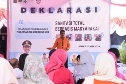 Wali Kota Jakarta Timur, M. Anwar saat menghadiri deklarasi Sanitasi Total Berbasis Masyarakat (STBM) di halaman Kantor Kelurahan Pondok Kelapa, Kecamatan Duren Sawit, Jakarta Timur, Jumat (31/5/2024). Foto: Ist