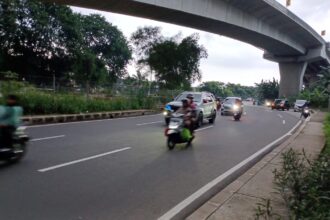 sejumlah pengendara roda dua dan roda empat dari arah Bekasi, Jawa Barat, melintasi Jalan Raya Kalimalang, Kecamatan Duren Sawit, Jakarta Timur, Rabu (29/5), yang ramai lancar. Foto: Joesvicar Iqbal/ipol.id