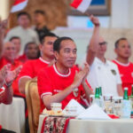 Presiden Jokowi saat menggelar nonton bareng (nobar) Timnas Indonesia U-23 melawan Uzbekistan di Istana Negara, Jakarta, Senin (29/4). (Instagram.com/jokowi)