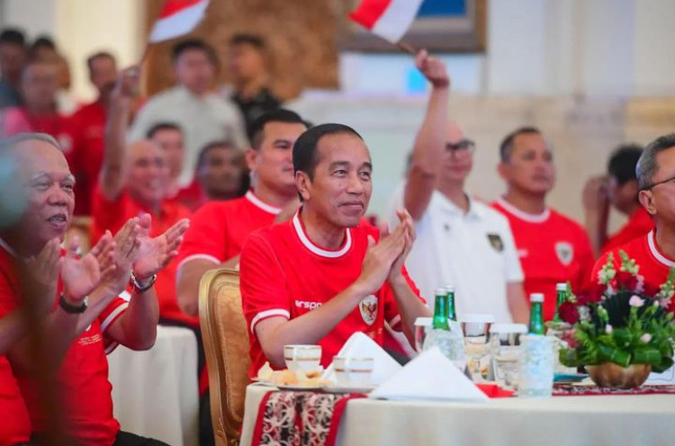 Presiden Jokowi saat menggelar nonton bareng (nobar) Timnas Indonesia U-23 melawan Uzbekistan di Istana Negara, Jakarta, Senin (29/4). (Instagram.com/jokowi)