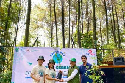 PT Heinz ABC Indonesia (ABC) melalui pabriknya di Pasuruan kembali melanjutkan program penanaman 1.000 pohon untuk mendukung kegiatan Konservasi Hutan dan Daerah Tangkapan Air (KHDTA) di area tangkapan air Curah Tangkil, Desa Dayurejo, Kab. Pasuruan. Tampak (kiri-kanan) Hendry Pranadjaja Oeswadi, Pasuruan Plant Manager Heinz ABC Indoensia, Miranti, EHS Manager, Pasuruan Plant, Heinz ABC Indonesia, secara simbolis menyerahkan bibit tanaman kepada Ahmad Zainul Arifin, SP, MP., Sekretaris Forum DAS DLH Kab.Pasuruan, dan Sarifudin Lathif, Direktur Yayasan Cempaka. Foto: dok Heinz ABC