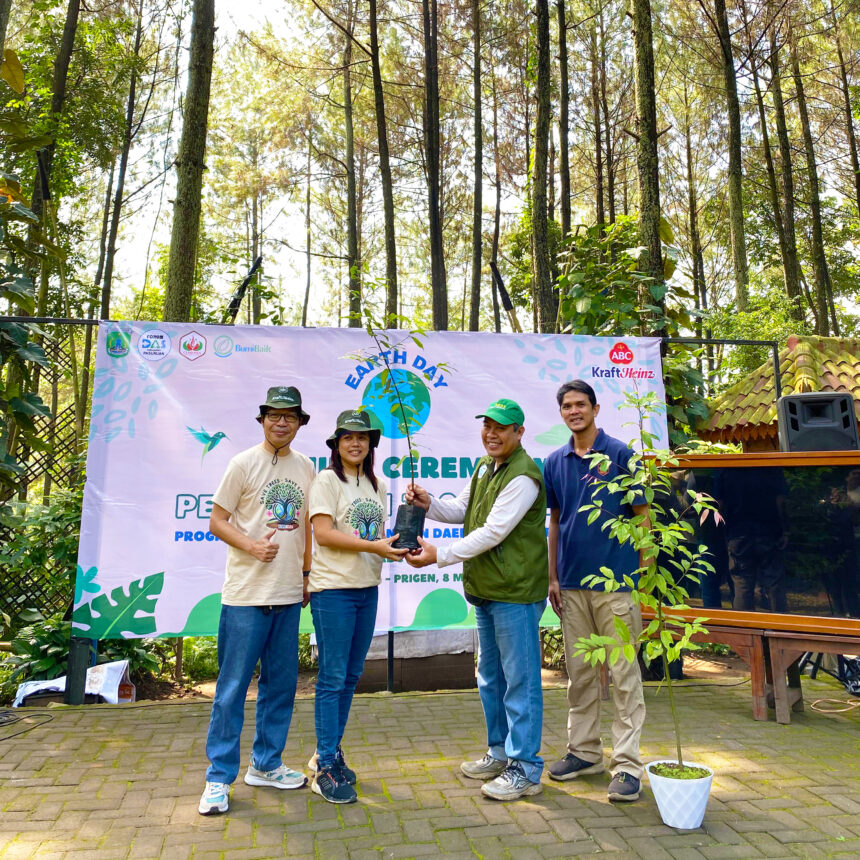 PT Heinz ABC Indonesia (ABC) melalui pabriknya di Pasuruan kembali melanjutkan program penanaman 1.000 pohon untuk mendukung kegiatan Konservasi Hutan dan Daerah Tangkapan Air (KHDTA) di area tangkapan air Curah Tangkil, Desa Dayurejo, Kab. Pasuruan. Tampak (kiri-kanan) Hendry Pranadjaja Oeswadi, Pasuruan Plant Manager Heinz ABC Indoensia, Miranti, EHS Manager, Pasuruan Plant, Heinz ABC Indonesia, secara simbolis menyerahkan bibit tanaman kepada Ahmad Zainul Arifin, SP, MP., Sekretaris Forum DAS DLH Kab.Pasuruan, dan Sarifudin Lathif, Direktur Yayasan Cempaka. Foto: dok Heinz ABC