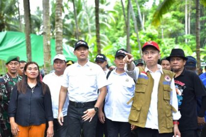 Menteri Agraria dan Tata Ruang/ Kepala Badan Pertanahan Nasional Agus Harimurti Yudhoyono menggunakan akhir pekannya untuk terjun langsung ke lahan calon relokasi pengungsi Gunung Ruang di Sulawesi Utara. Foto: Ist