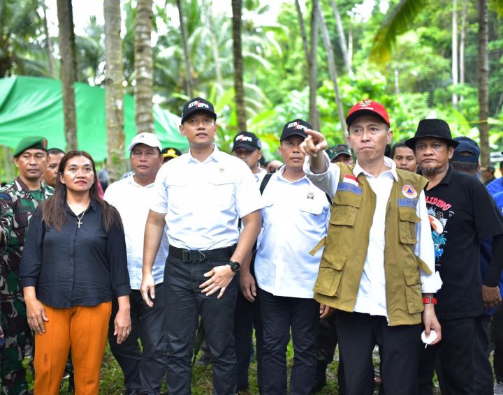 Menteri Agraria dan Tata Ruang/ Kepala Badan Pertanahan Nasional Agus Harimurti Yudhoyono menggunakan akhir pekannya untuk terjun langsung ke lahan calon relokasi pengungsi Gunung Ruang di Sulawesi Utara. Foto: Ist