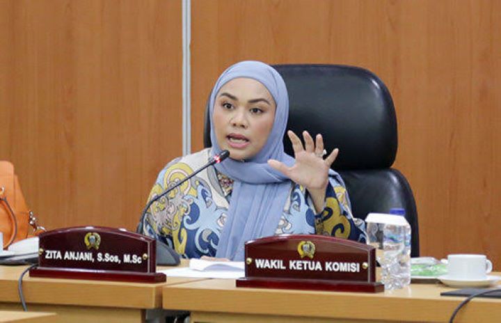 Putri Ketua Umum PAN, Zita Anjani saat rapat di DPRD DKI.(foto dok setwan DPRD DKI)