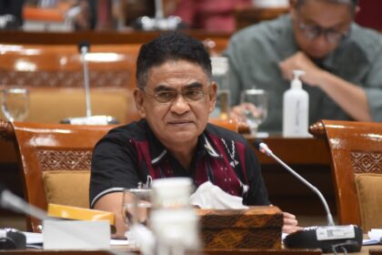 Anggota Komisi X DPR RI Andreas Hugo Pareira saat mengikuti Rapat Kerja Komisi X dengan Mendikbudristek di Gedung Nusantara I, DPR RI, Senayan, Jakarta, Selasa (21/05/2024). Foto:
