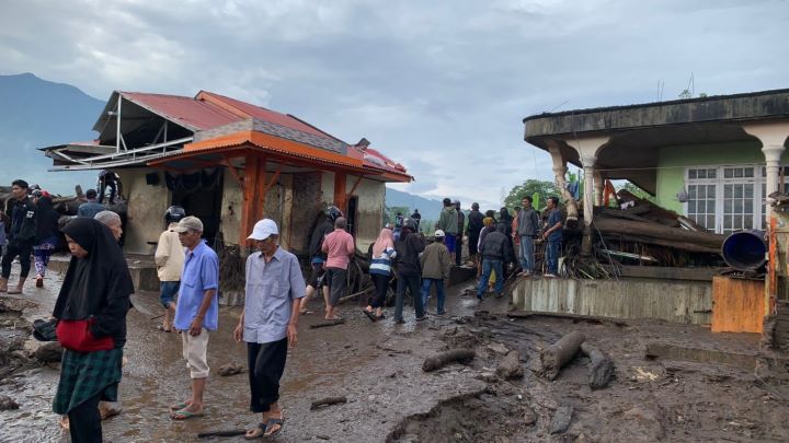 Kondisi permukiman warga dan sarana publik pascabanjir bandang menerjang Kabupaten Agam, Sumatera Barat, Sabtu (11/5). Hingga Minggu (12/5), Tim gabungan bersama Badan Penanggulangan Bencana Daerah (BPBD) Kabupaten Agam dan Badan Nasional Penanggulangan Bencana (BNPB) masih melakukan upaya penanganan darurat. Foto: BPBD Kabupaten Agam