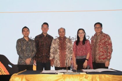 Penandatanganan perjanjian kerja sama (PKS) Bank Mandiri dan Perwakilan Pimpinan Lippo Group di Jakarta, Selasa (21/5), yang dilakukan oleh Direktur Corporate Banking Bank Mandiri Riduan bersama Chief Executive Officer (CEO) PT Lippo Karawaci Tbk yang juga menjabat sebagai Presiden Komisaris PT Siloam Hospitals, John Riady. Foto: Dok Bank Mandiri