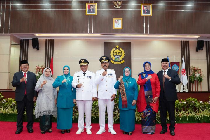 Pj Ketua Tim Penggerak PKK Sulsel, Sofha Marwah Bahtiar, melantik Uswatun Hasanah sebagai Pj Ketua TP PKK sekaligus Dekranasda Pinrang di Ruang Pola Kantor Gubernur Sulsel, Kamis 2 Mei 2024. Foto: ist