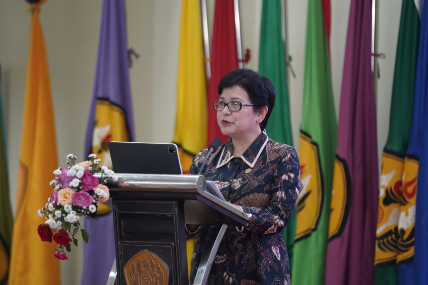 Ketua Dewan Audit OJK Sophia Wattimena dalam Seminar Road to Konferensi Auditor Internal 2024 tentang Global Internal Audit Standards (GIAS) With Local Perspectives: A Deep Dive Into Internal Audit Practices bertempat di Universitas Padjadjaran Bandung