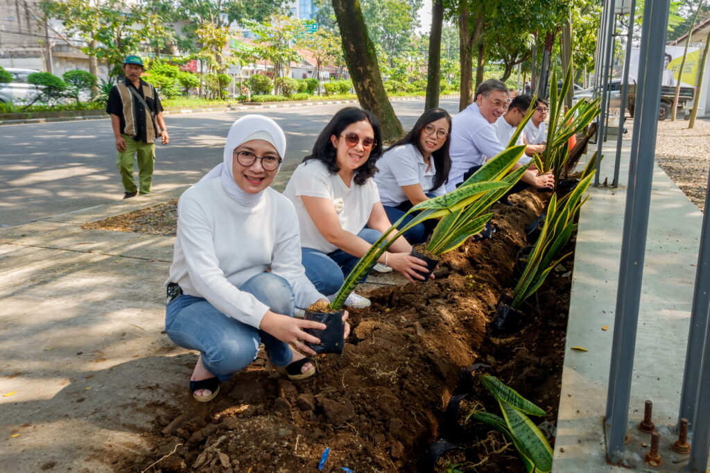 Anggota AAJI melakukan penanaman pohon Lidah Mertua di kawasan Laswi, Bandung. (Alidrian Fahwi/ipol.id)