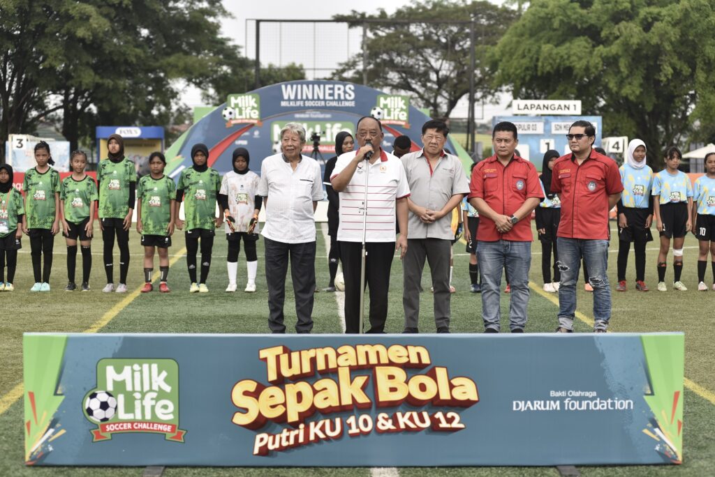 Foto:  Letjen TNI (Purn) Marciano Norman yang juga Ketua Umum KONI Pusat turut hadir pada partai final MilkLife Soccer Challenge – Jakarta Series 1 2024.
