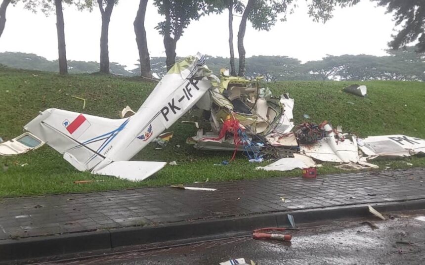 Pesawat jatuh di BSD, Serpong, Tangsel. Foto: dok. TMC Polda Metro Jaya