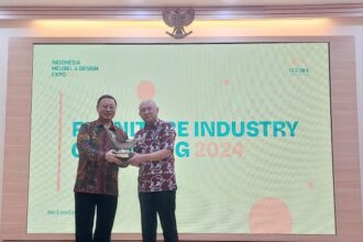 Ketua Umum Asosiasi Industri Permebelan dan Kerajinan Indonesia (Asmindo) Dedy Rochimat bersama Menteri Koperasi dan UKM Teten Masduki. Foto: Vinolla/ipol.id