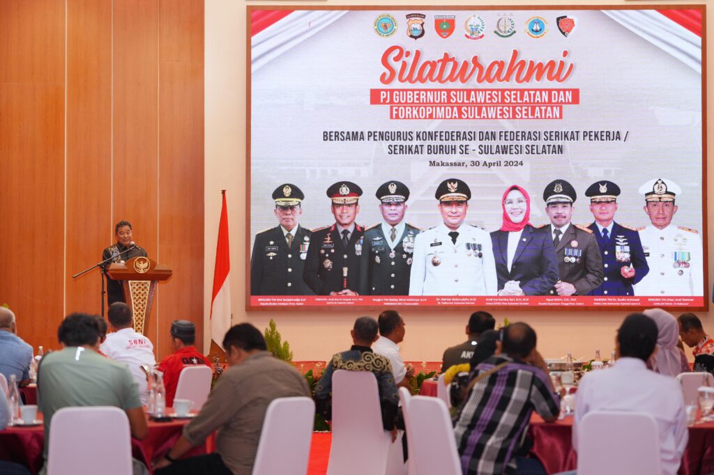 Penjabat Gubernur Sulawesi Selatan (Sulsel), Bahtiar Baharuddin, mengadakan pertemuan dengan Pengurus Konfederasi dan Federasi Serikat Pekerja/Serikat Buruh se-Sulsel, di Aula Tudang Sipulung, Rumah Jabatan Gubernur pada Senin malam, 30 April 2024.