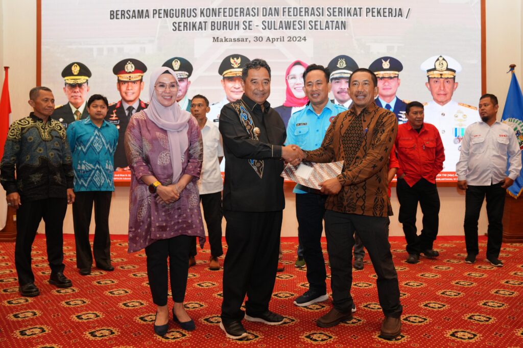 Penjabat Gubernur Sulawesi Selatan (Sulsel), Bahtiar Baharuddin, mengadakan pertemuan dengan Pengurus Konfederasi dan Federasi Serikat Pekerja/Serikat Buruh se-Sulsel, di Aula Tudang Sipulung, Rumah Jabatan Gubernur pada Senin malam, 30 April 2024.