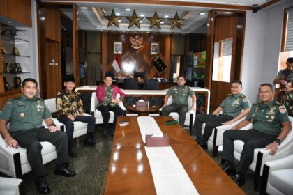 Kepala Staf Angkatan Darat (Kasad) Jenderal TNI Maruli Simanjuntak saat menerima kunjungan silaturahmi Ketua Majelis Permusyawaratan Rakyat Republik Indonesia (MPR RI) Bambang Soesatyo, di Markas Besar Angkatan Darat (Mabesad) Jakarta, Selasa (30/4/2024). Foto: Dok Dispenad