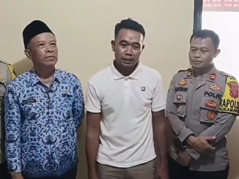 Viral aksi pungutan liar yang dilakukan oleh Oknum pria terjadi di wilayah Curug Ciburial, Desa Cibadak, Kecamatan Sukamakmur, Kabupaten Bogor, pelaku minta maaf tidak akan mengulanginya lagi. Foto: IG, @terangmedia (tangkap layar)