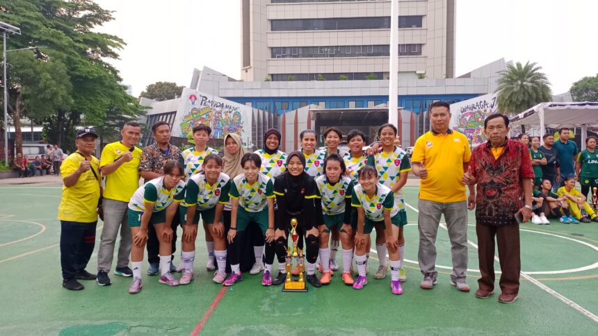 PTF Jagakarsa sukses meraih gelar juara pada kejuaraan perdana futsal wanita bertajuk Srikandi Cup 2024 yang berlangsung di lapangan futsal kantor Kemenpora, Jakarta Pusat, Jumat (3/5). Foto/ipol