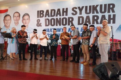 Para Relawan Sahabat Bang Ara (Maruarar Sirait) menyerahkan donasi bakti sosial terkumpul sekitar Rp 43,1 juta kepada Duta Besar (Dubes) Palestina untuk Indonesia, Zuhair SM Al-Shun dalam kegiatan Ibadah Syukur & Donor Darah di Gedung Mulia & Raja, Jl. Kebon Nanas, Kel. Cipinang Besar Selatan, Kec. Jatinegara, Jakarta Timur, Jumat (3/5) malam. Foto: Joesvicar Iqbal/ipol.id